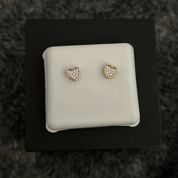 18kt plated heart with diamond 💎 VVSC stud earrings 🤩🎁 - Picture 1 of 2